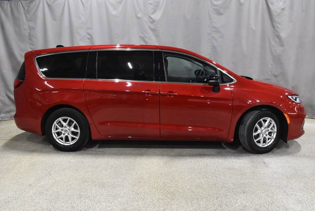 Certified 2024 Chrysler Pacifica Touring-L image 3