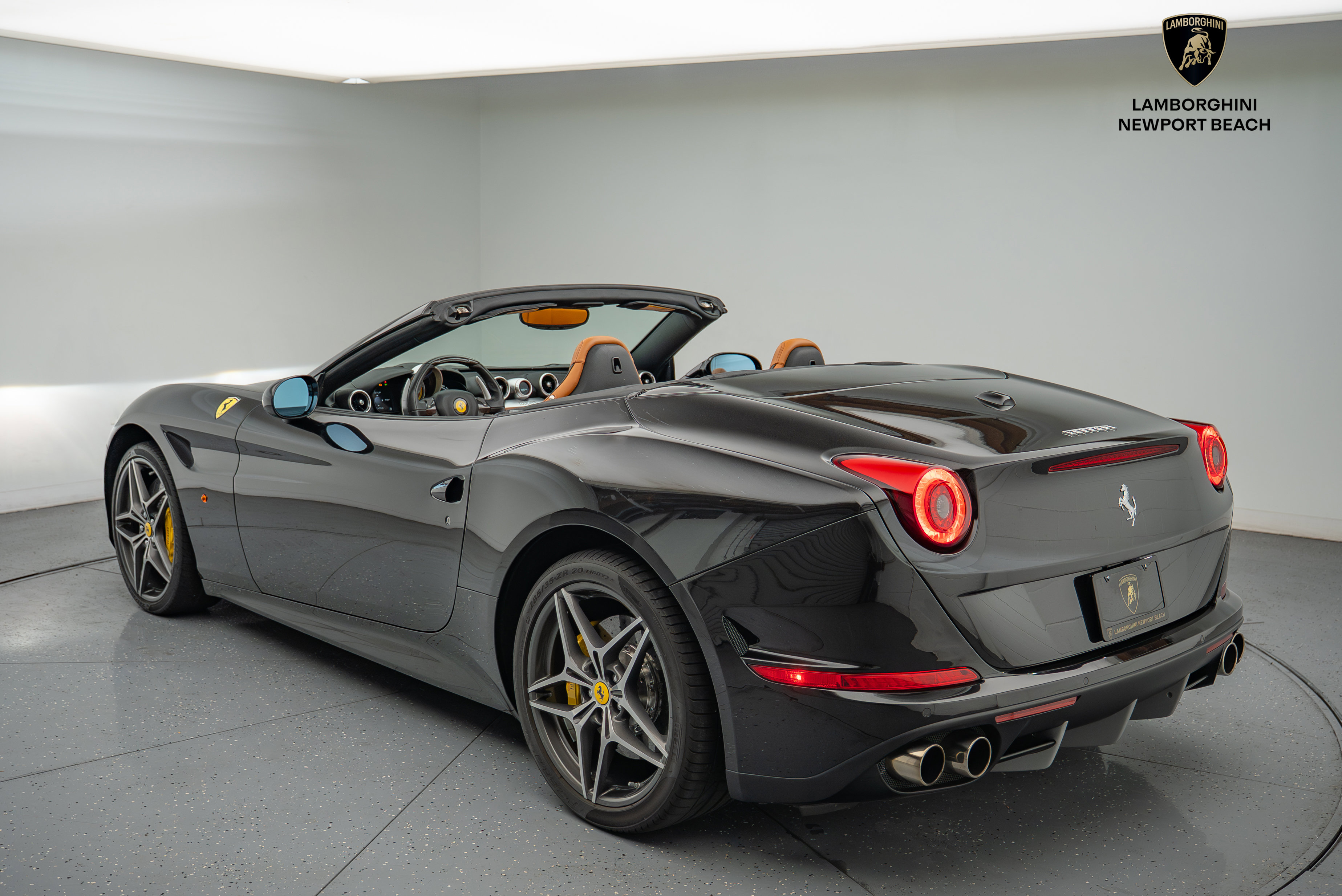 Used 2015 Ferrari California T RWD image 11