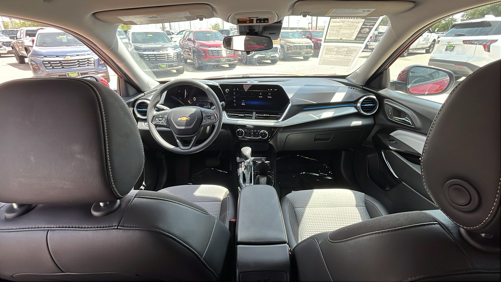 Used 2025 Chevrolet Trax LT FWD image 25