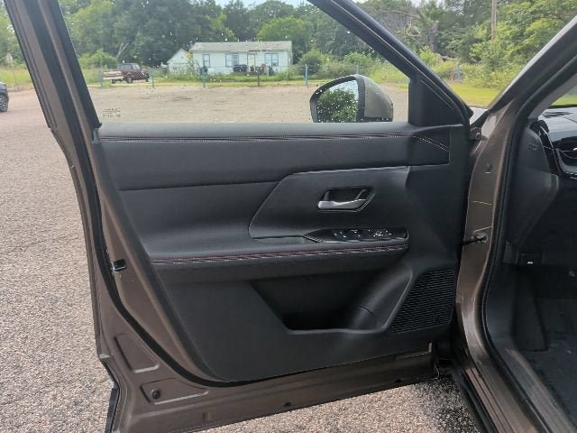 Used 2025 Nissan Kicks SR w/ SR Premium Package FWD image 13
