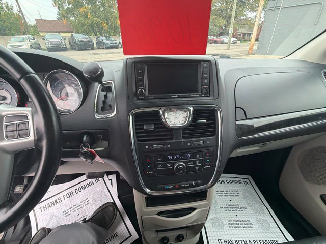 Used 2015 Chrysler Town & Country Touring FWD image 33