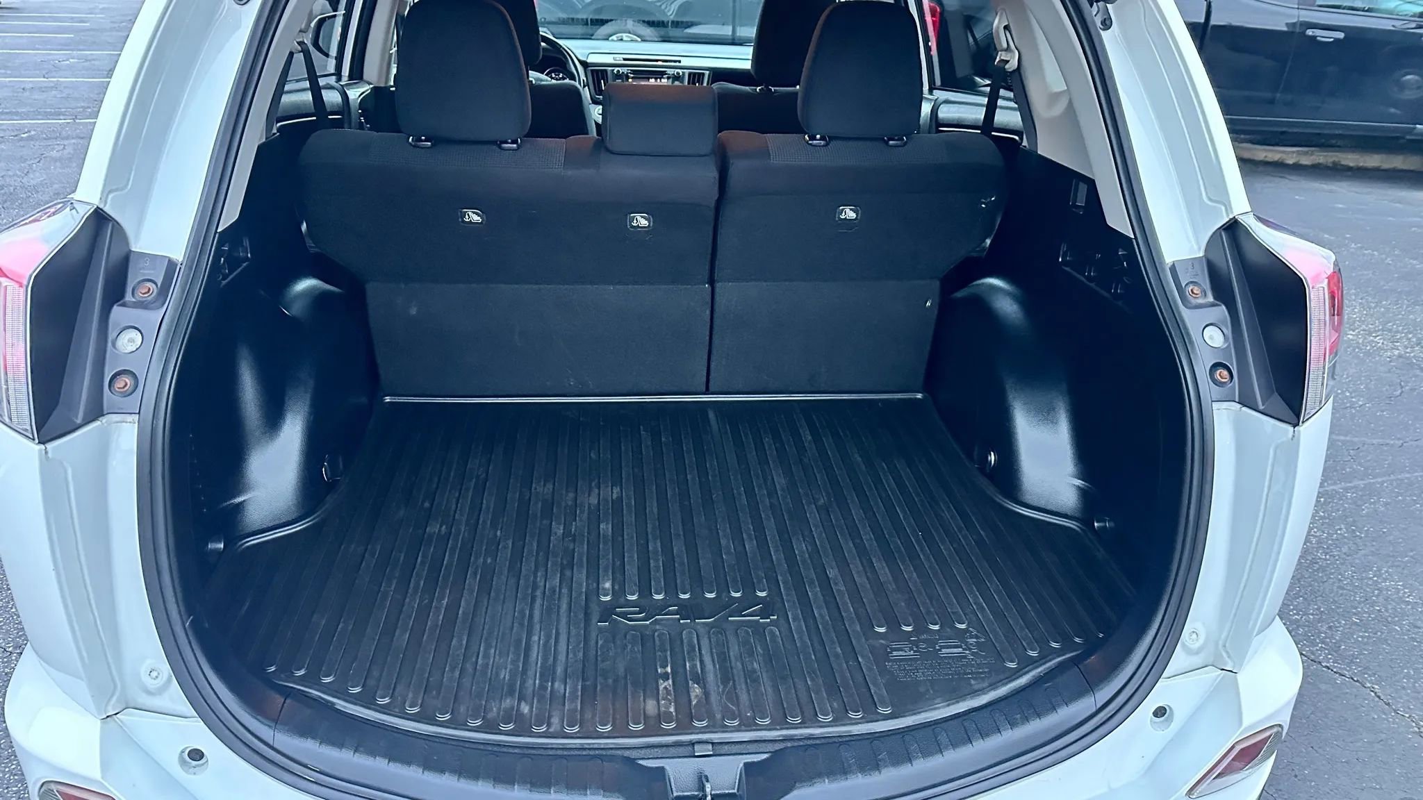 Used 2018 Toyota RAV4 XLE image 20