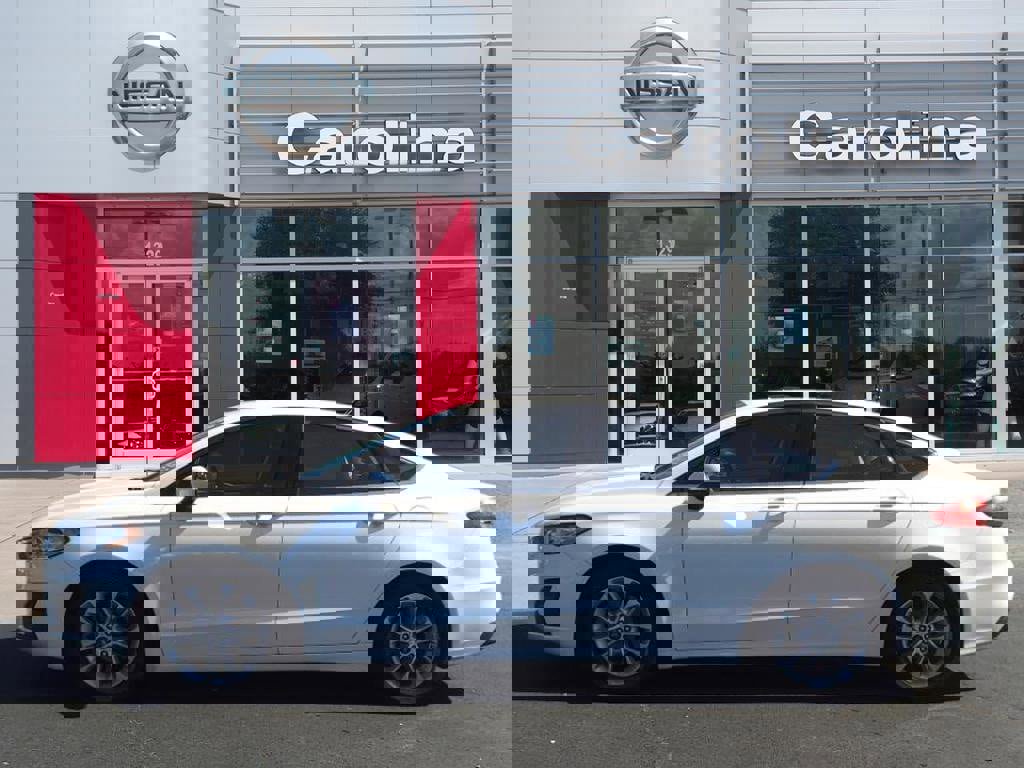 Used 2020 Ford Fusion SE image 4