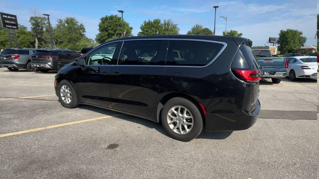 Used 2023 Chrysler Pacifica Touring-L FWD image 6