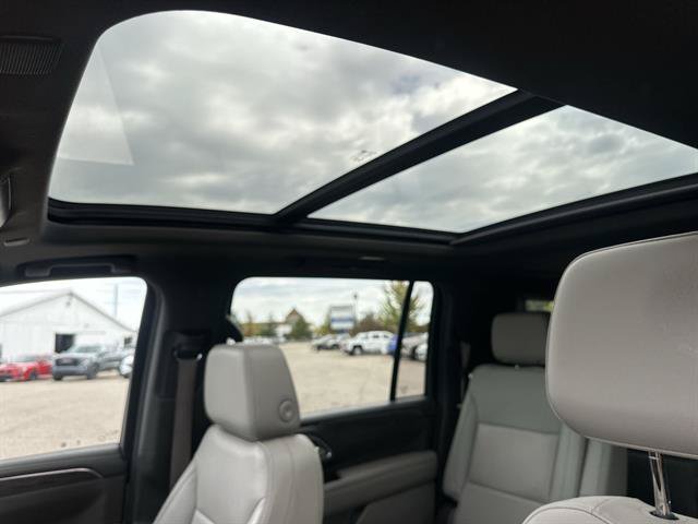 Used 2021 Chevrolet Suburban Z71 w/ Z71 Signature Package AWD/4WD image 16
