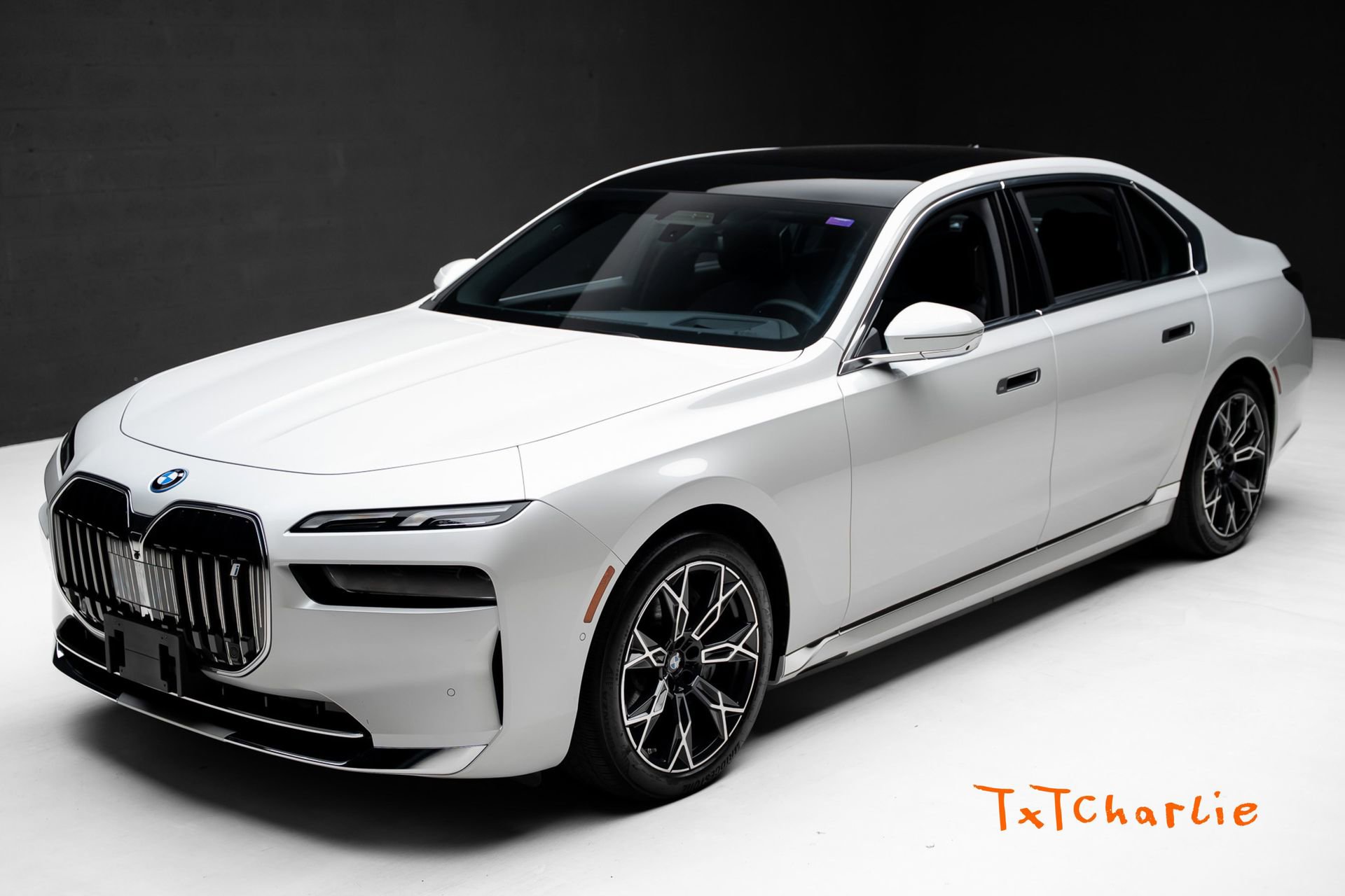Used 2023 BMW i7 xDrive60 AWD/4WD image 1