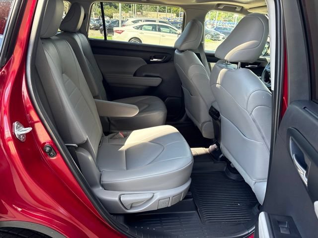 Used 2023 Toyota Highlander XLE AWD/4WD image 31