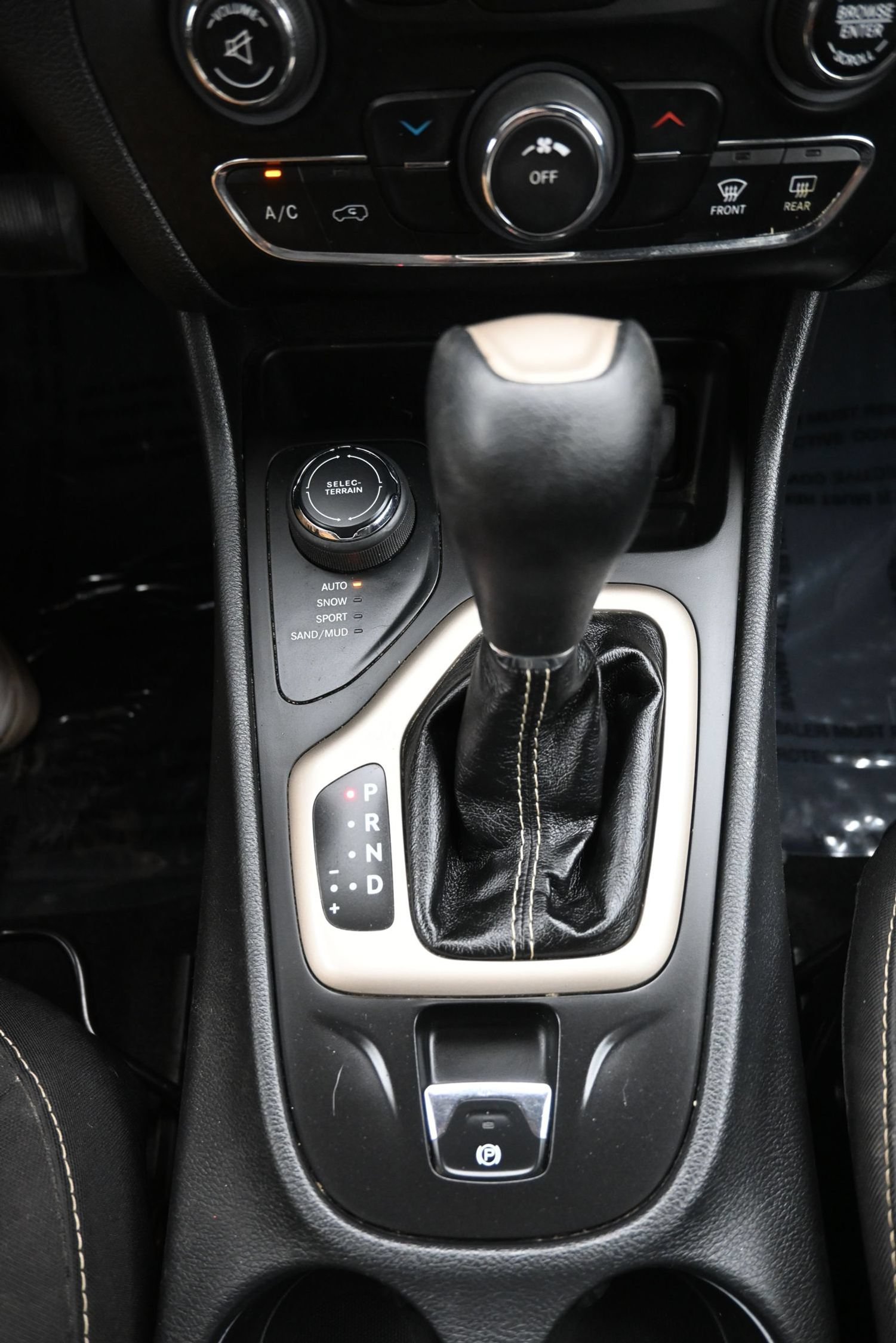 Used 2016 Jeep Cherokee Latitude AWD/4WD image 19