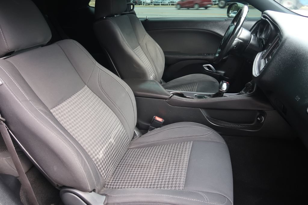 Used 2019 Dodge Challenger SXT RWD image 8