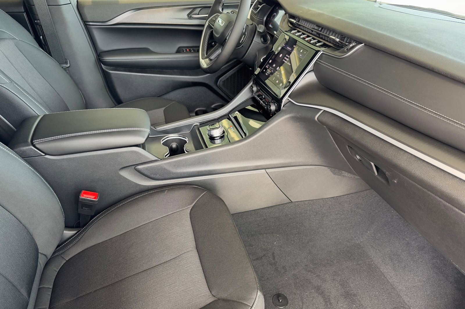 New 2025 Jeep Grand Cherokee L Laredo image 14