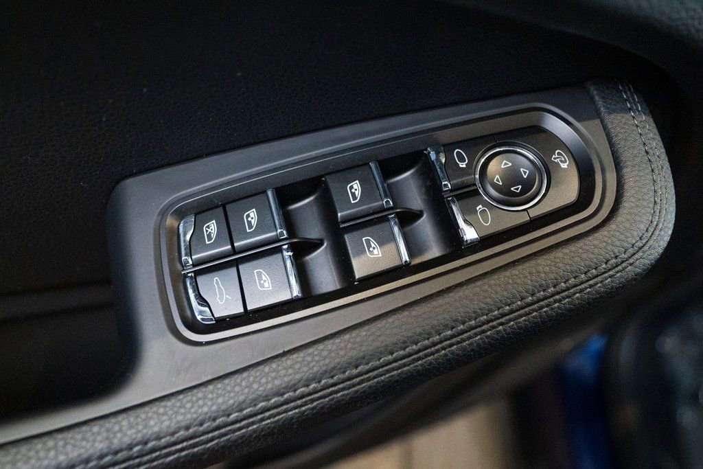 Certified 2025 Porsche Macan image 18