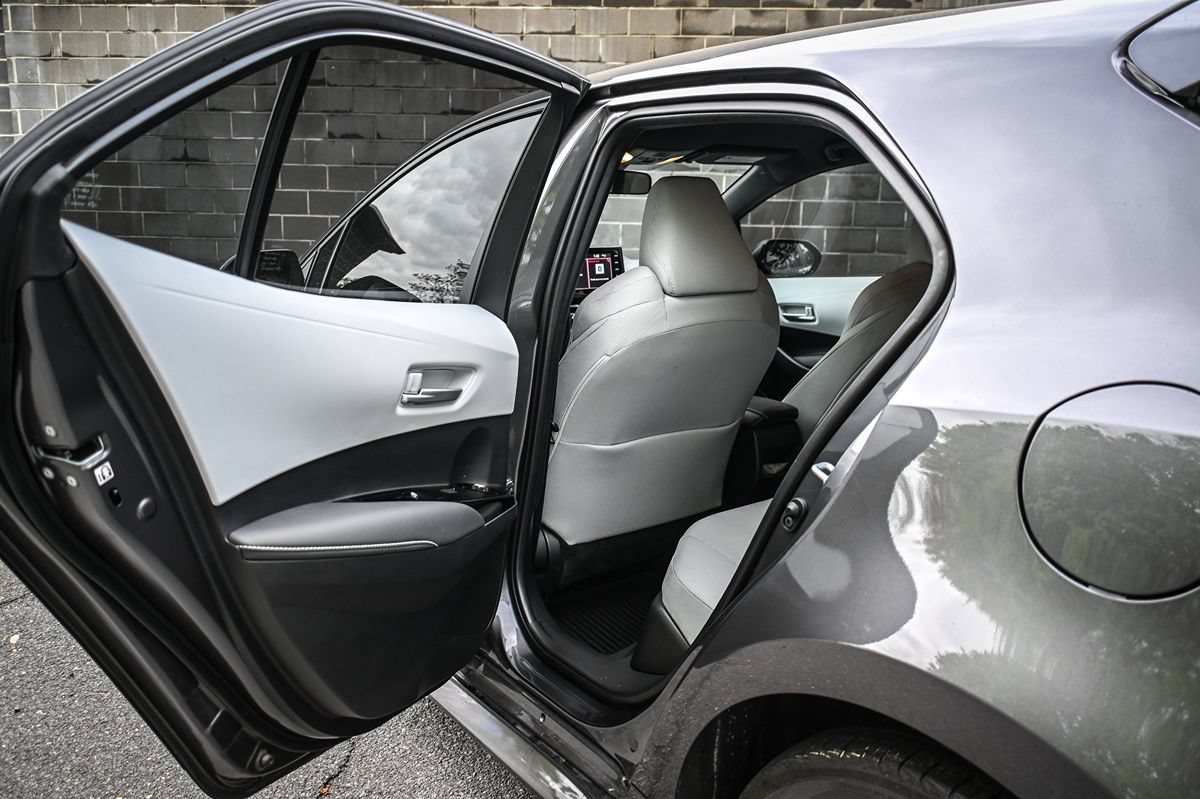 Used 2021 Toyota Corolla SE w/ SE Preferred Package FWD image 13