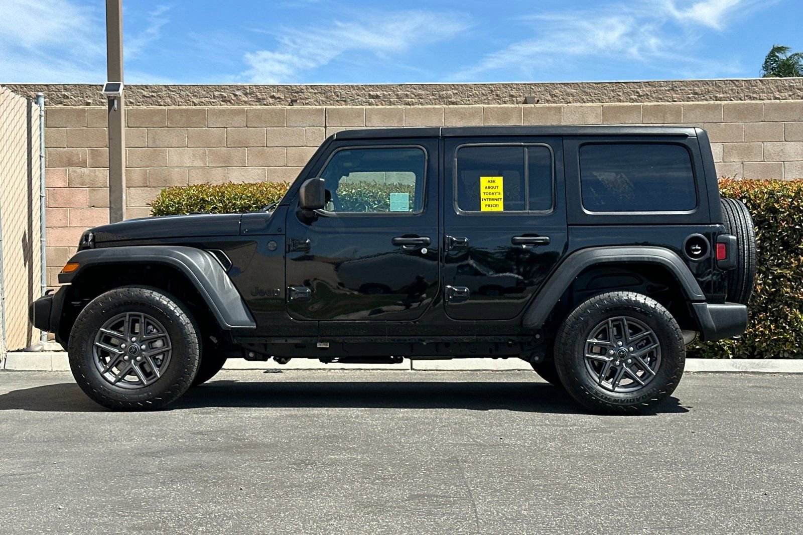 Used 2025 Jeep Wrangler Unlimited Sport AWD/4WD image 7