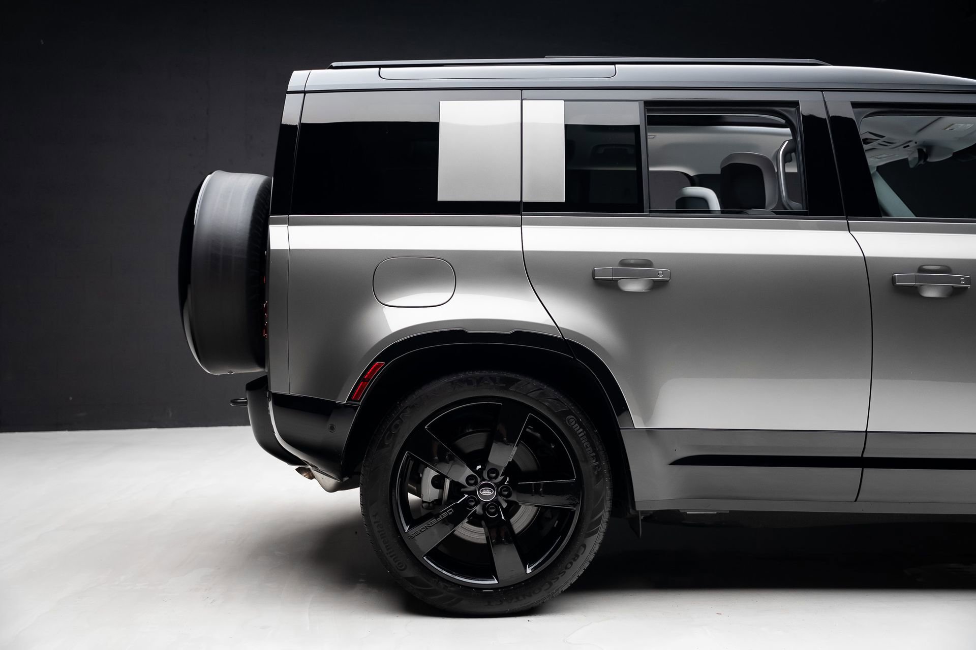 Used 2025 Land Rover Defender 110 X-Dynamic SE AWD/4WD image 35