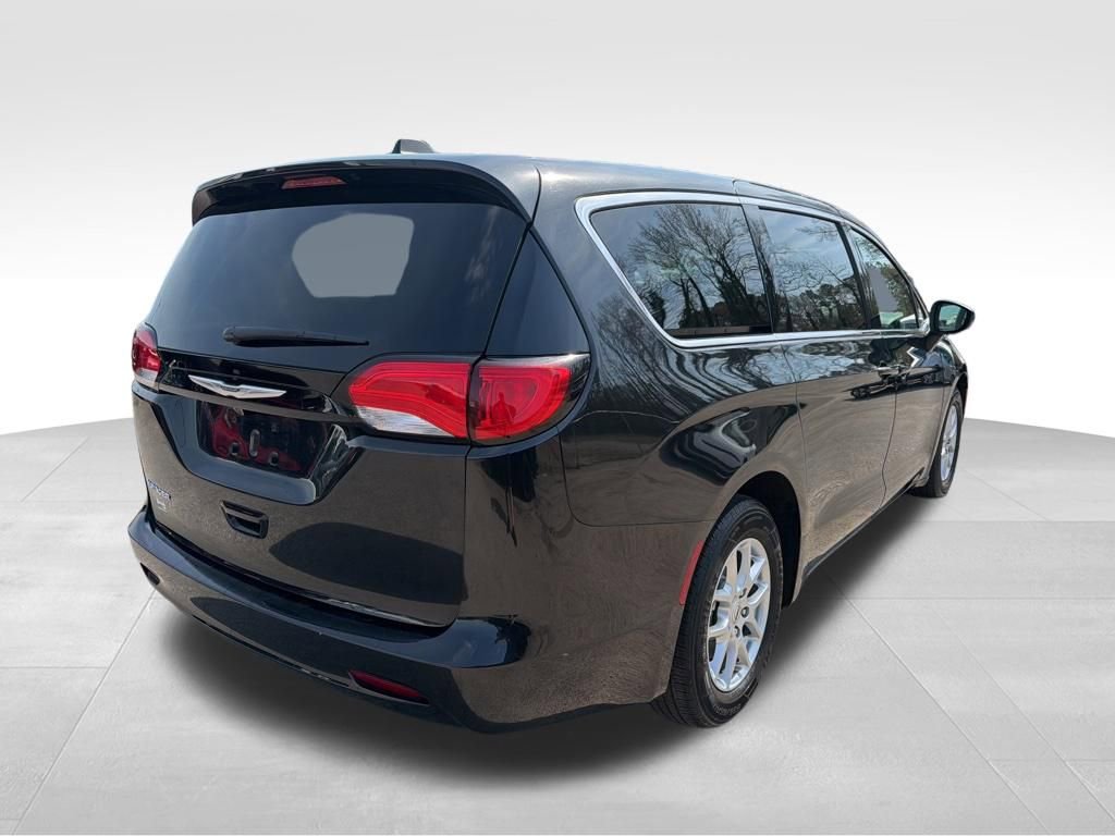 Used 2023 Chrysler Voyager LX image 5