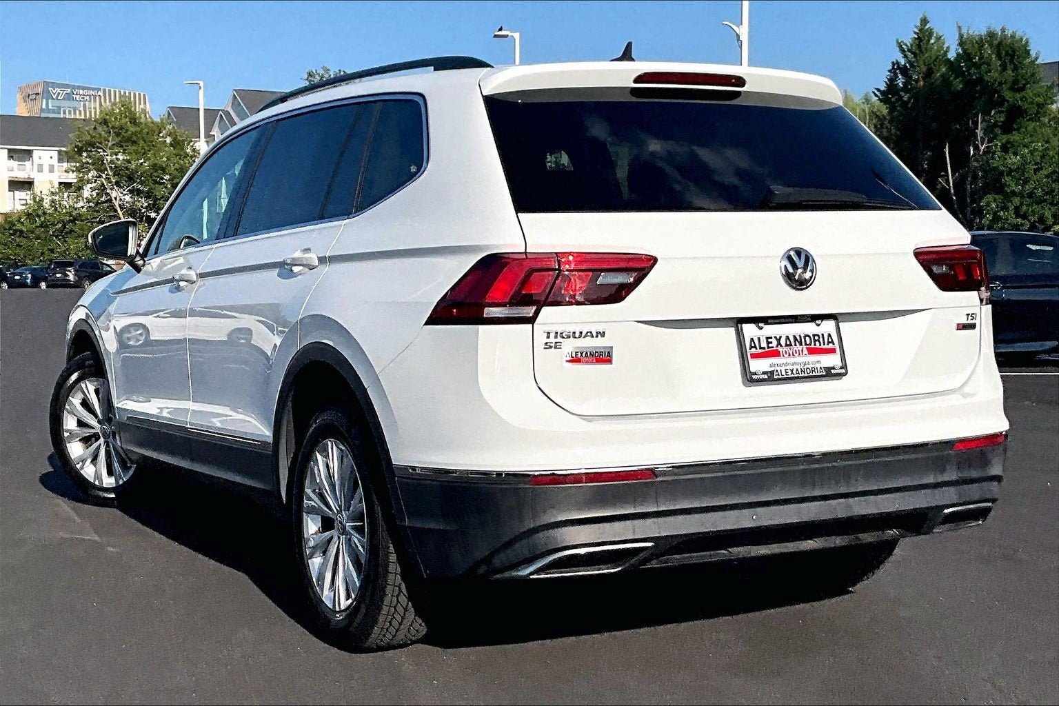 Used 2018 Volkswagen Tiguan SE w/ 3rd Row Seat Package AWD/4WD image 11