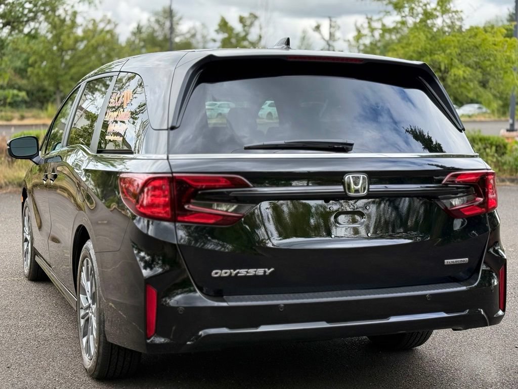 Used 2025 Honda Odyssey Touring image 3