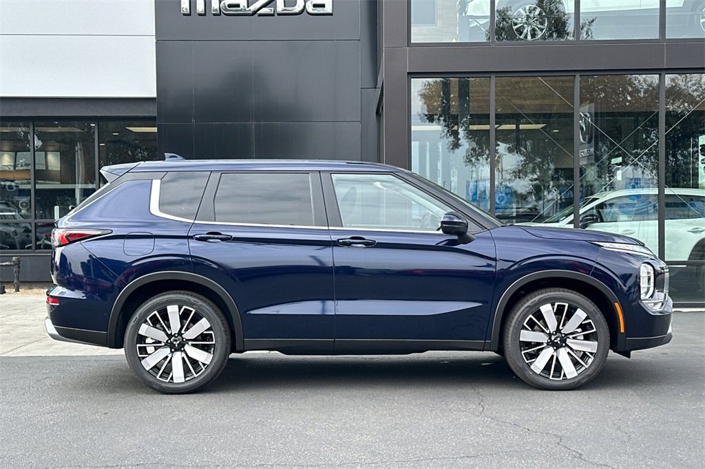 New 2025 Mitsubishi Outlander SE image 4