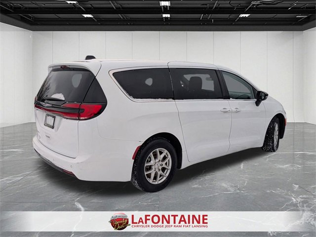 Used 2024 Chrysler Pacifica Touring-L image 5