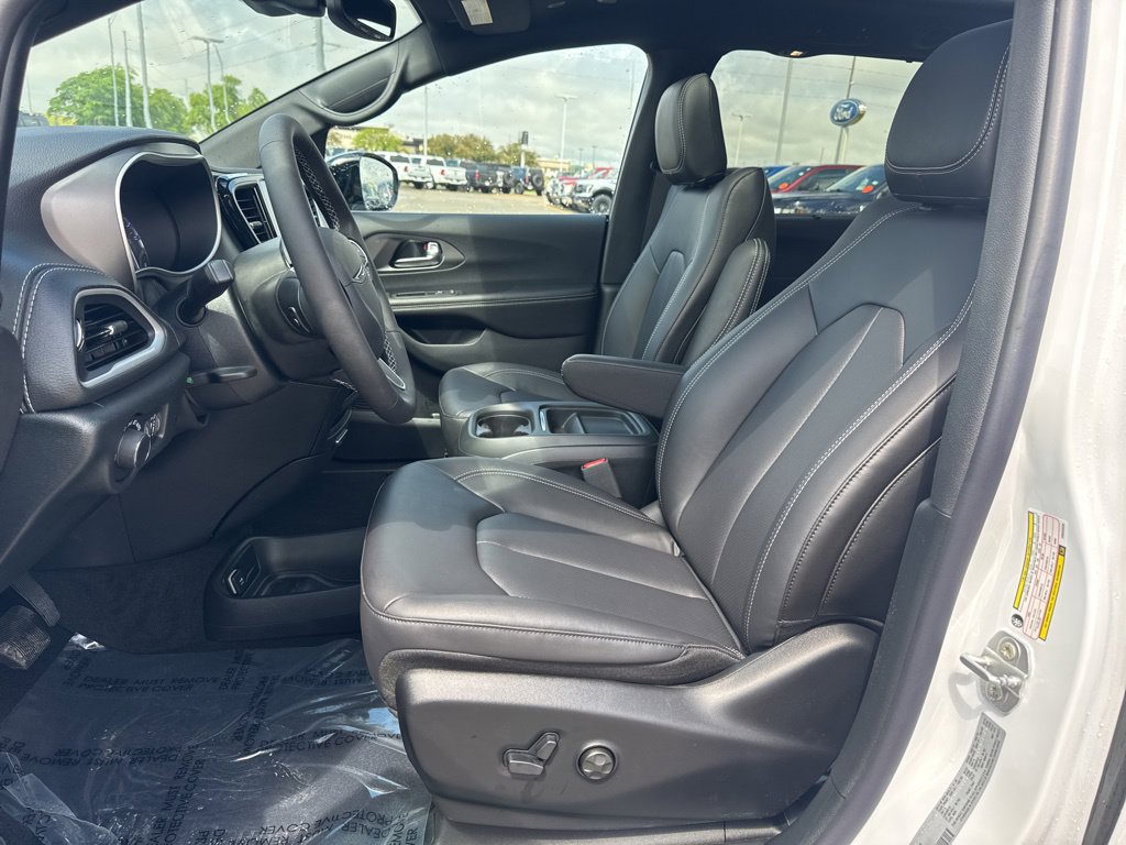 New 2027 Chrysler Pacifica Select w/ Family Tech Group AWD/4WD image 4