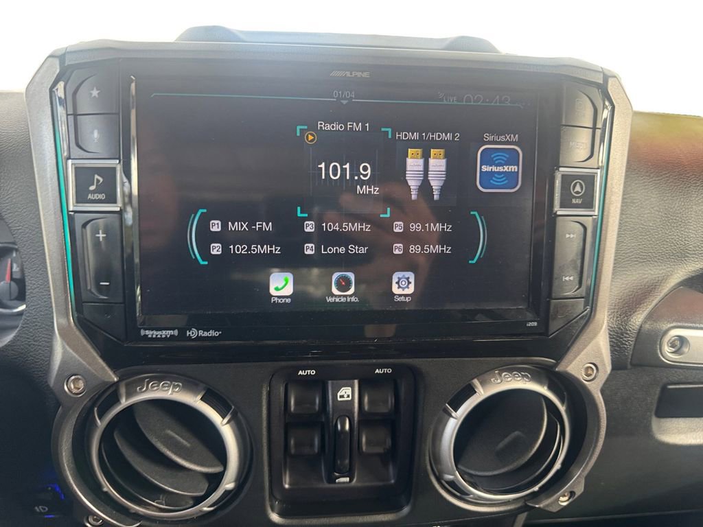 Used 2015 Jeep Wrangler Unlimited Rubicon w/ Connectivity Group image 23