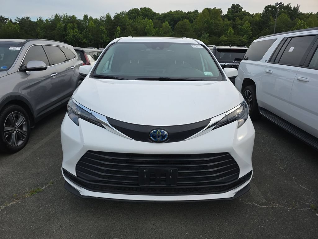 Used 2025 Toyota Sienna LE w/ LE Plus Package FWD image 2