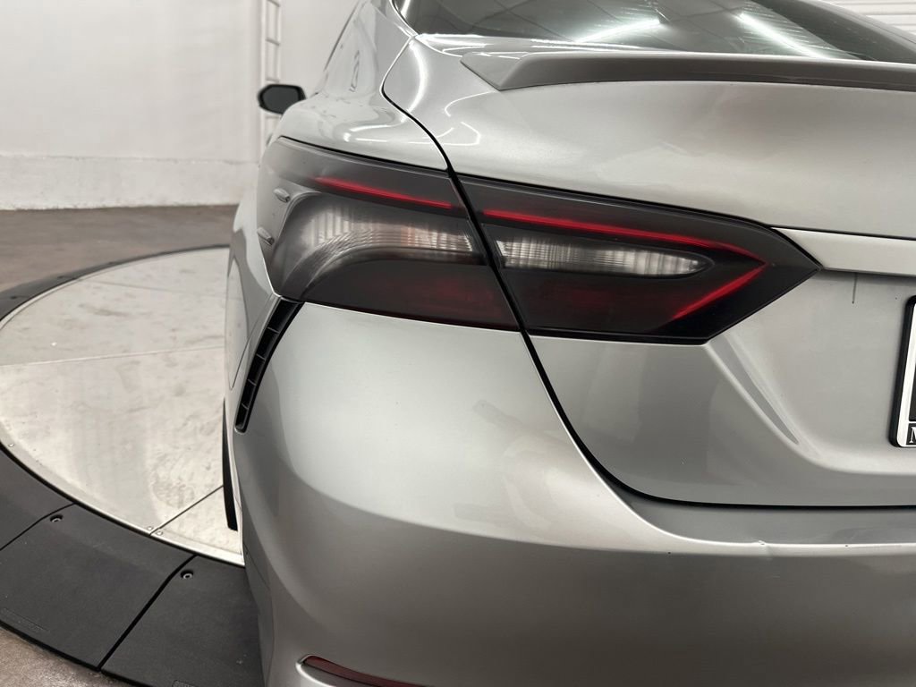 Used 2018 Toyota Camry SE FWD image 12