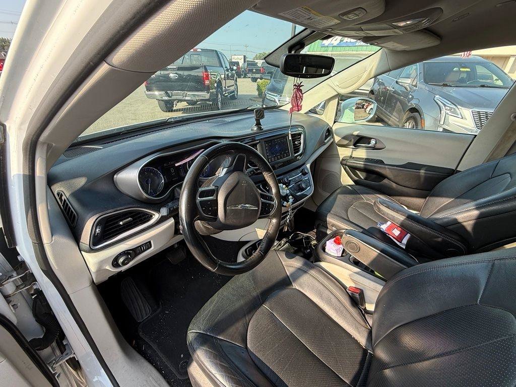 Used 2020 Chrysler Pacifica Touring-L FWD image 6