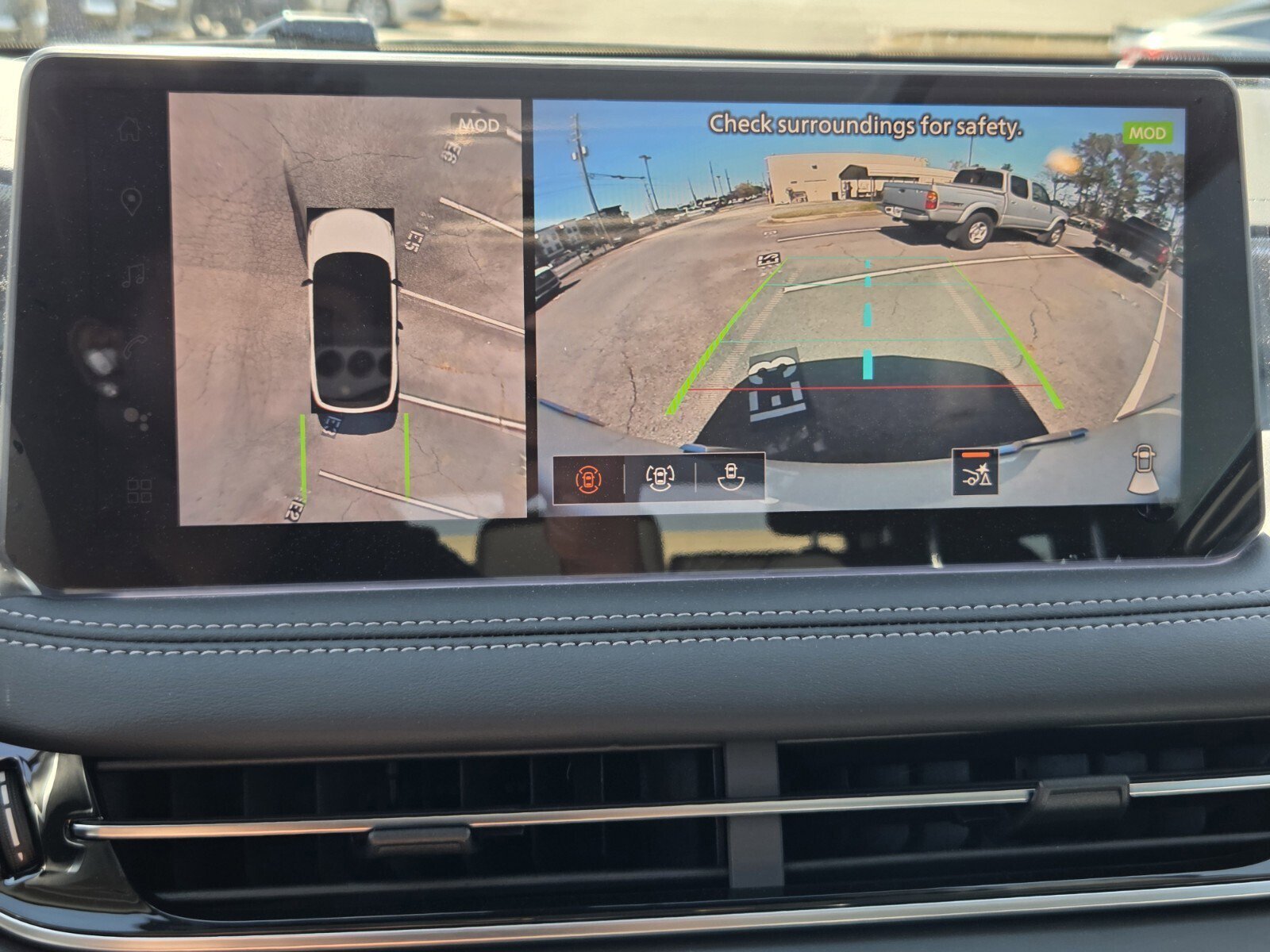 New 2026 INFINITI QX60 Luxe w/ Family Package image 17