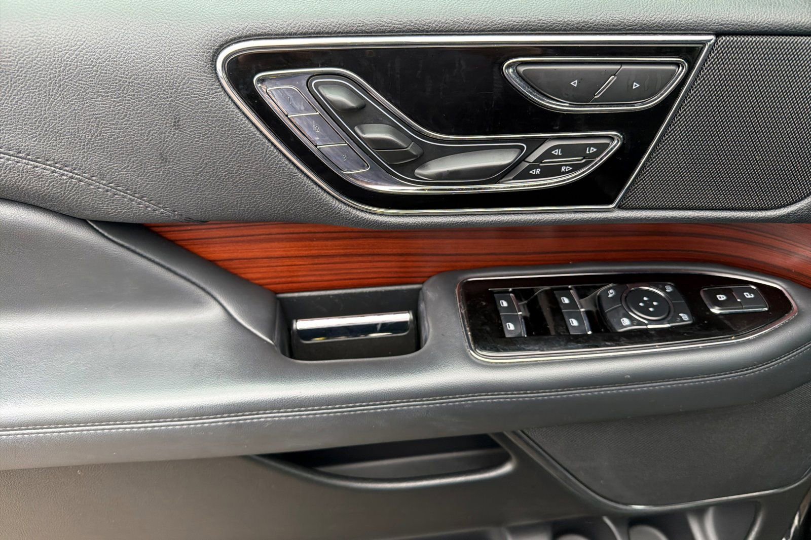Used 2023 Lincoln Navigator L Reserve AWD/4WD image 11