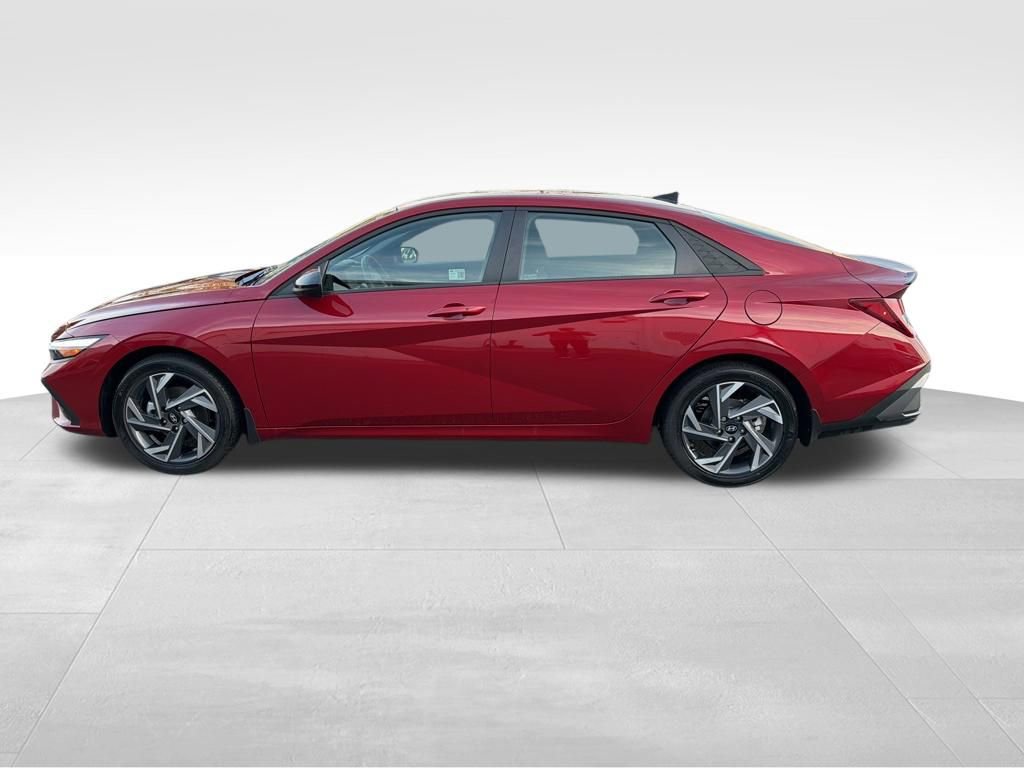 Used 2025 Hyundai Elantra Sport image 2