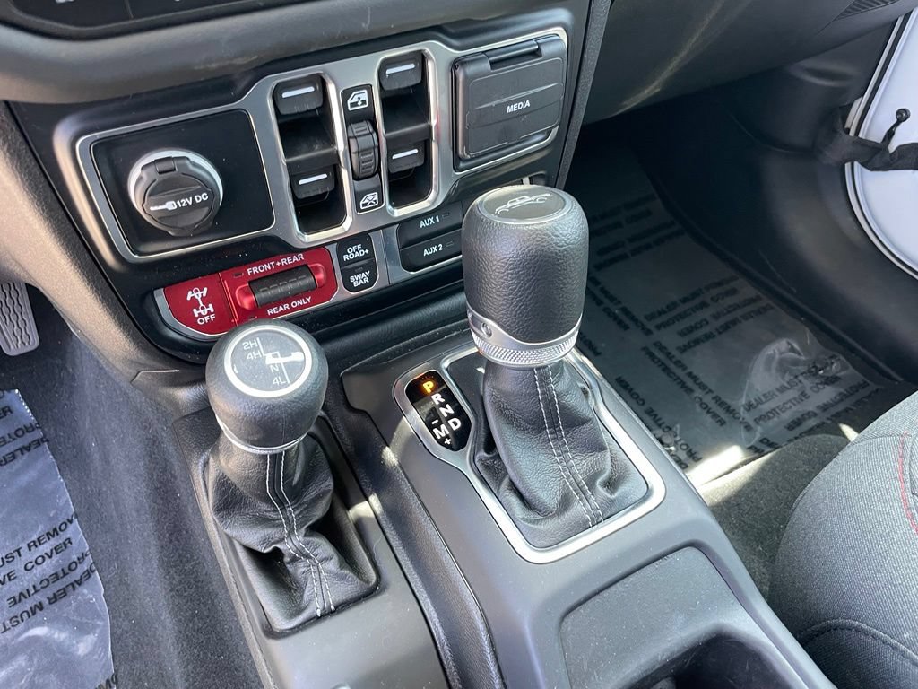 Used 2024 Jeep Gladiator Rubicon w/ Technology Group AWD/4WD image 18