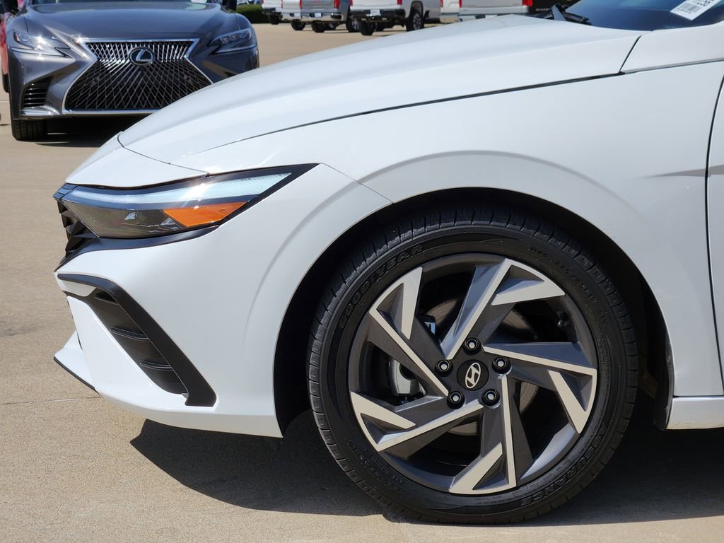 Used 2025 Hyundai Elantra SEL image 10