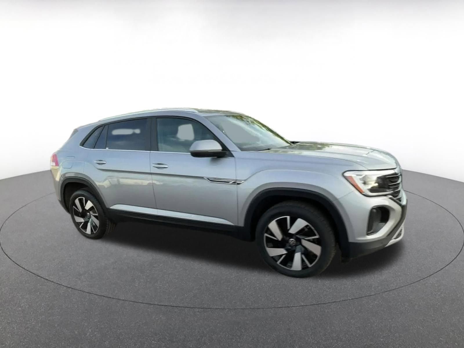 Used 2025 Volkswagen Atlas Cross Sport SE FWD image 2