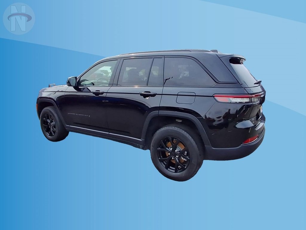 Used 2025 Jeep Grand Cherokee Altitude AWD/4WD image 6