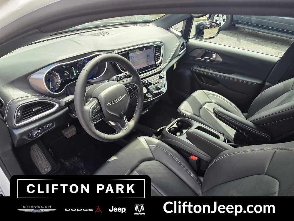 Used 2026 Chrysler Pacifica Select FWD image 11