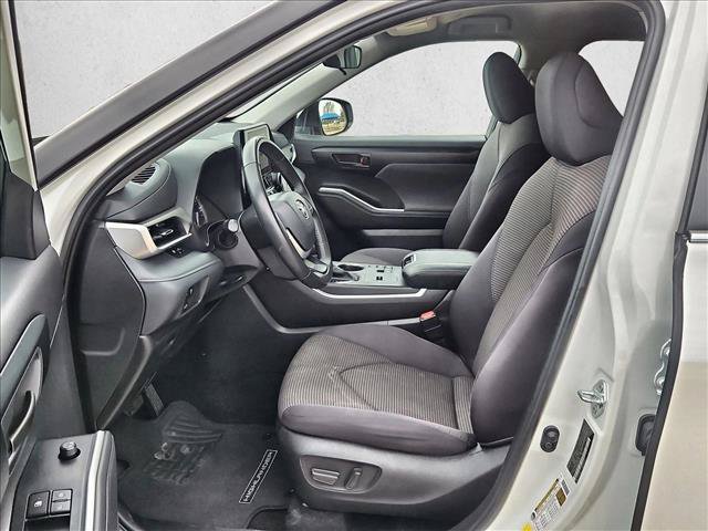 Used 2025 Toyota Highlander LE FWD image 15
