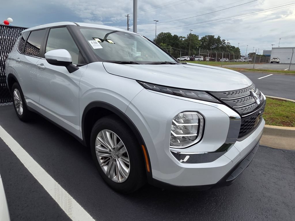 Used 2024 Mitsubishi Outlander ES FWD image 9