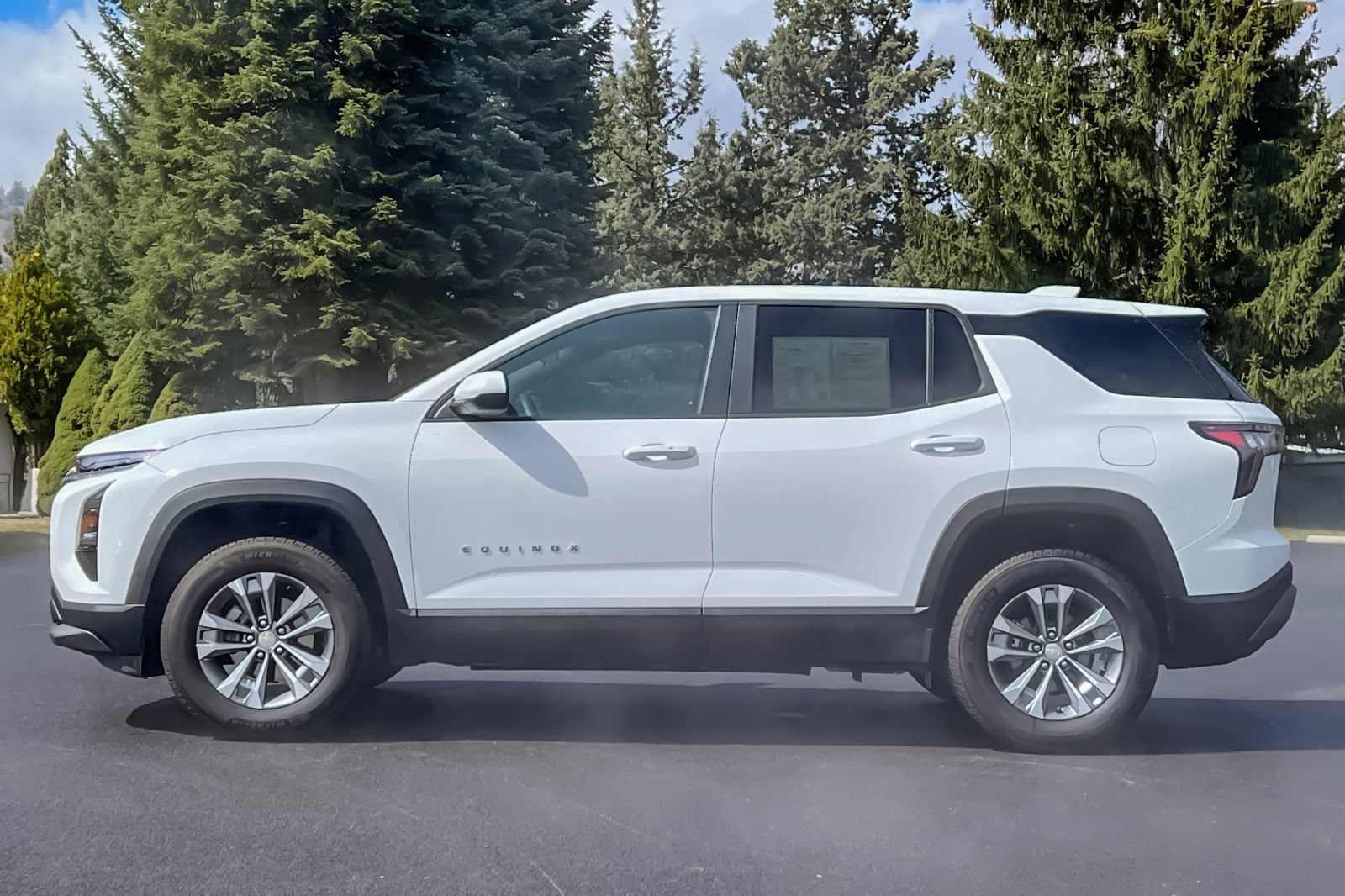 Used 2025 Chevrolet Equinox LT AWD/4WD image 8