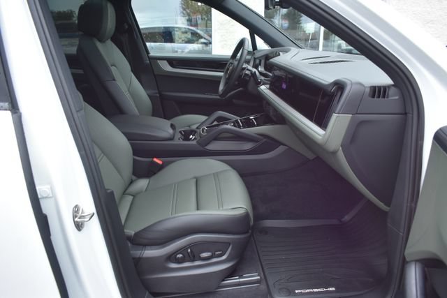 Used 2026 Porsche Cayenne AWD/4WD image 50