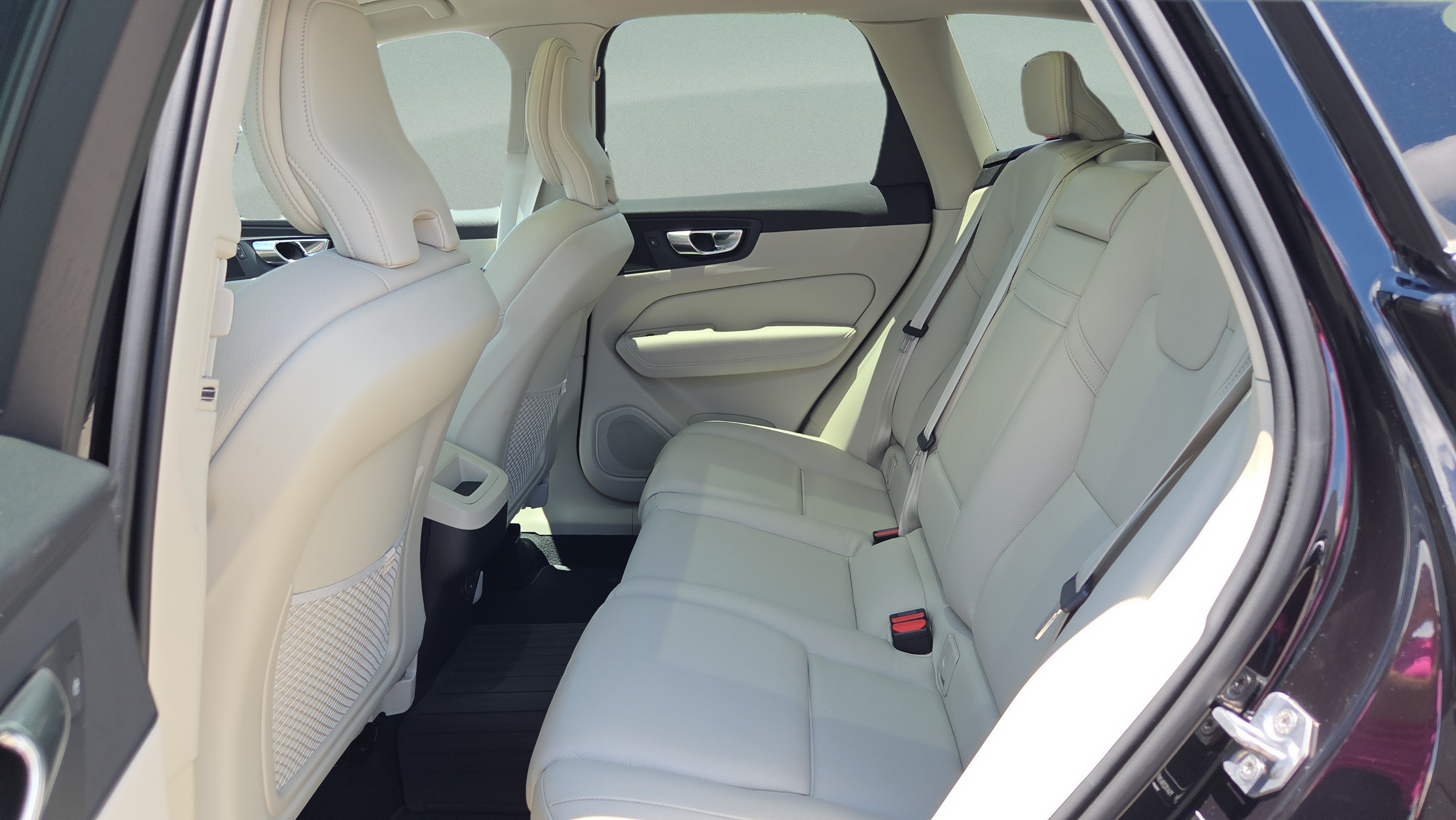 Used 2021 Volvo XC60 T5 Momentum w/ Premium Package AWD/4WD image 12