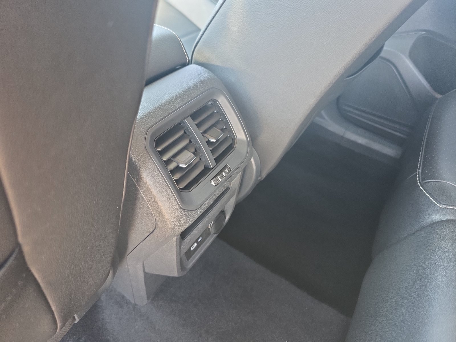 Used 2021 Volkswagen Tiguan SE FWD image 32