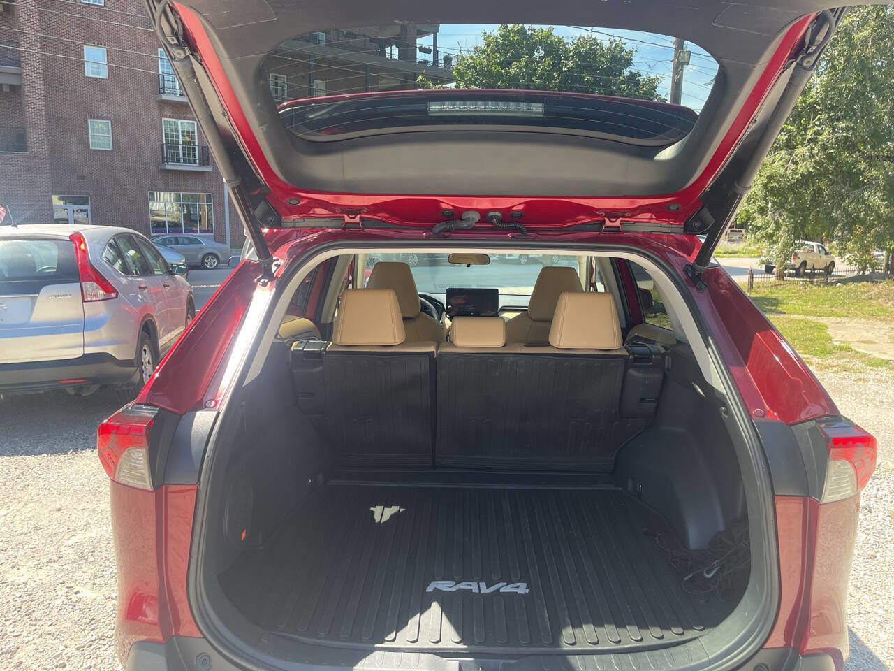 Used 2023 Toyota RAV4 XLE Premium image 18
