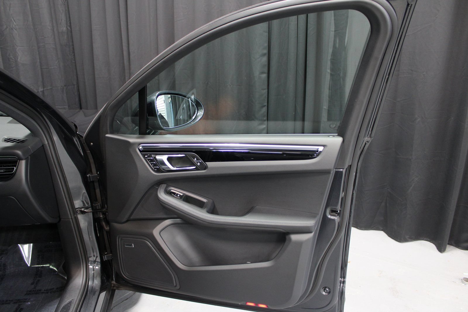 Certified 2025 Porsche Macan AWD/4WD image 23
