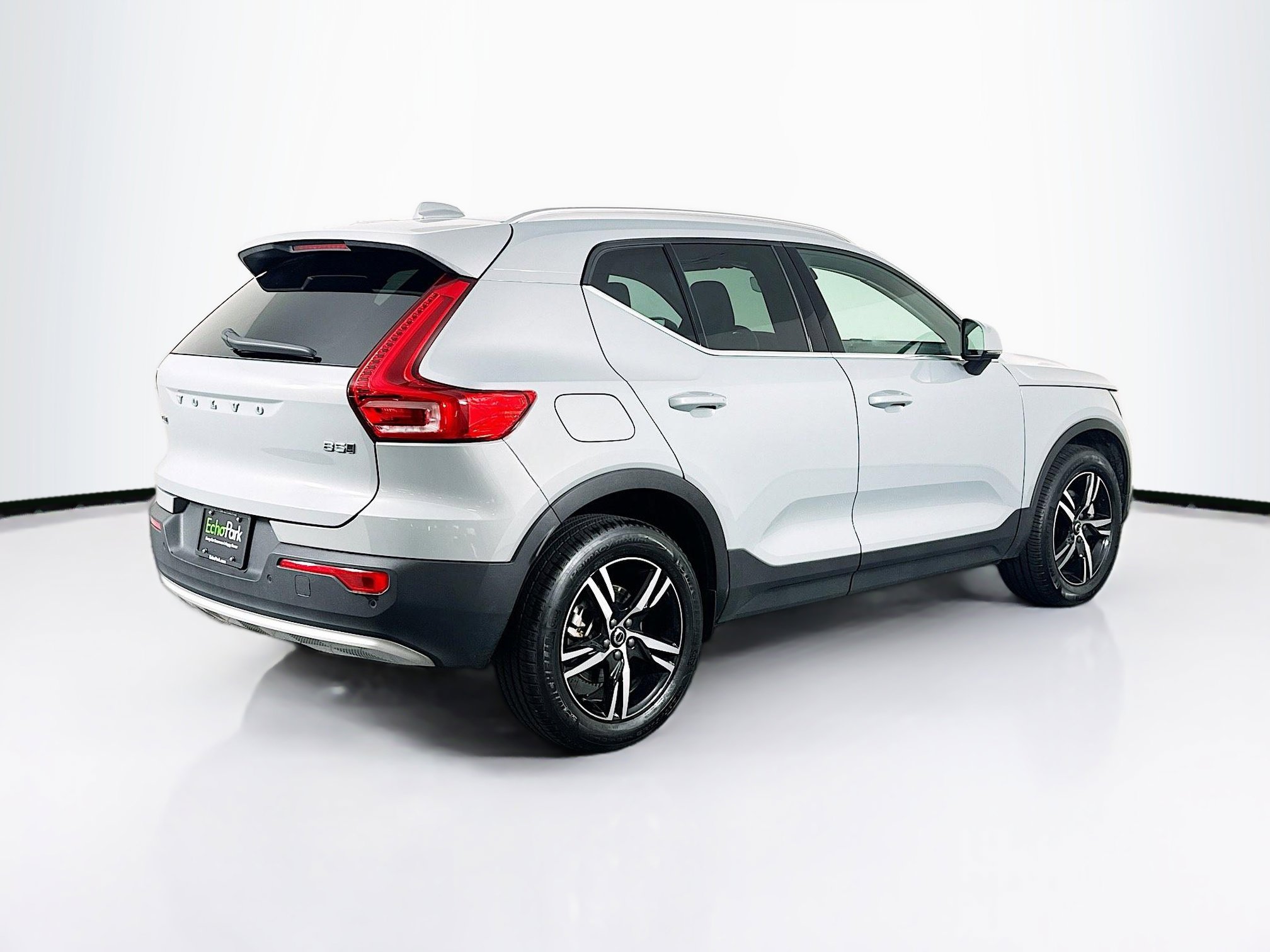 Used 2025 Volvo XC40 B5 Core image 9
