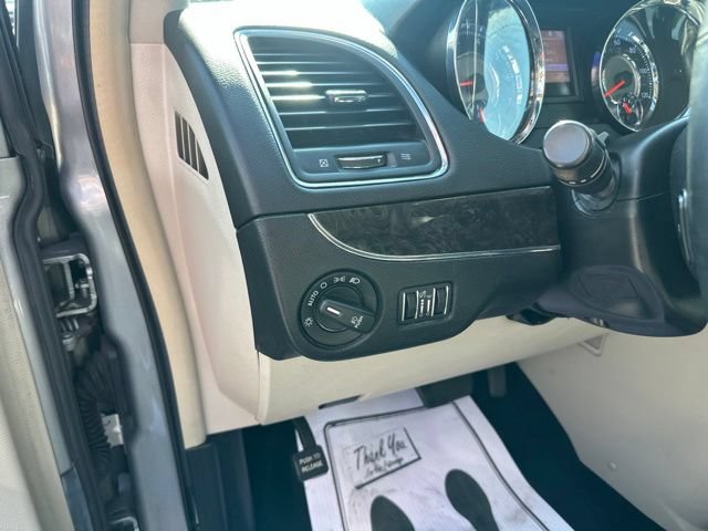 Used 2015 Chrysler Town & Country Touring FWD image 33