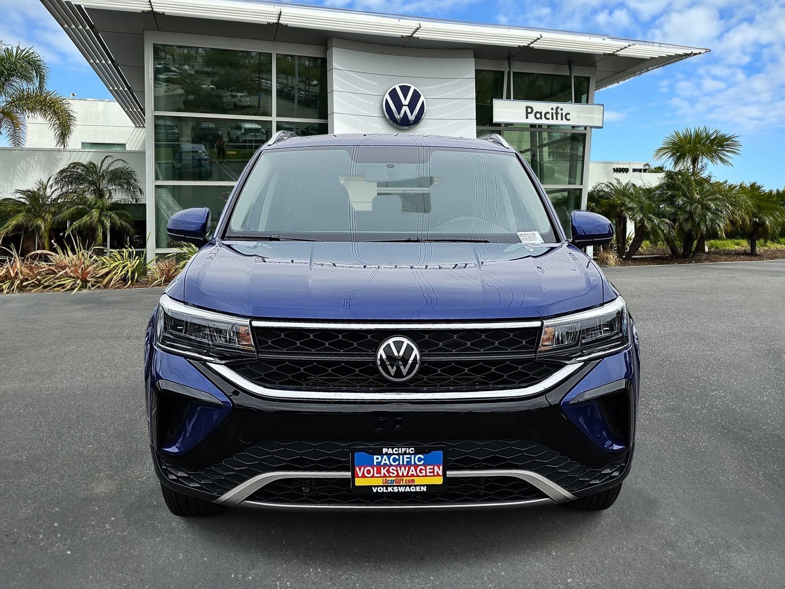 Used 2022 Volkswagen Taos SE FWD image 2
