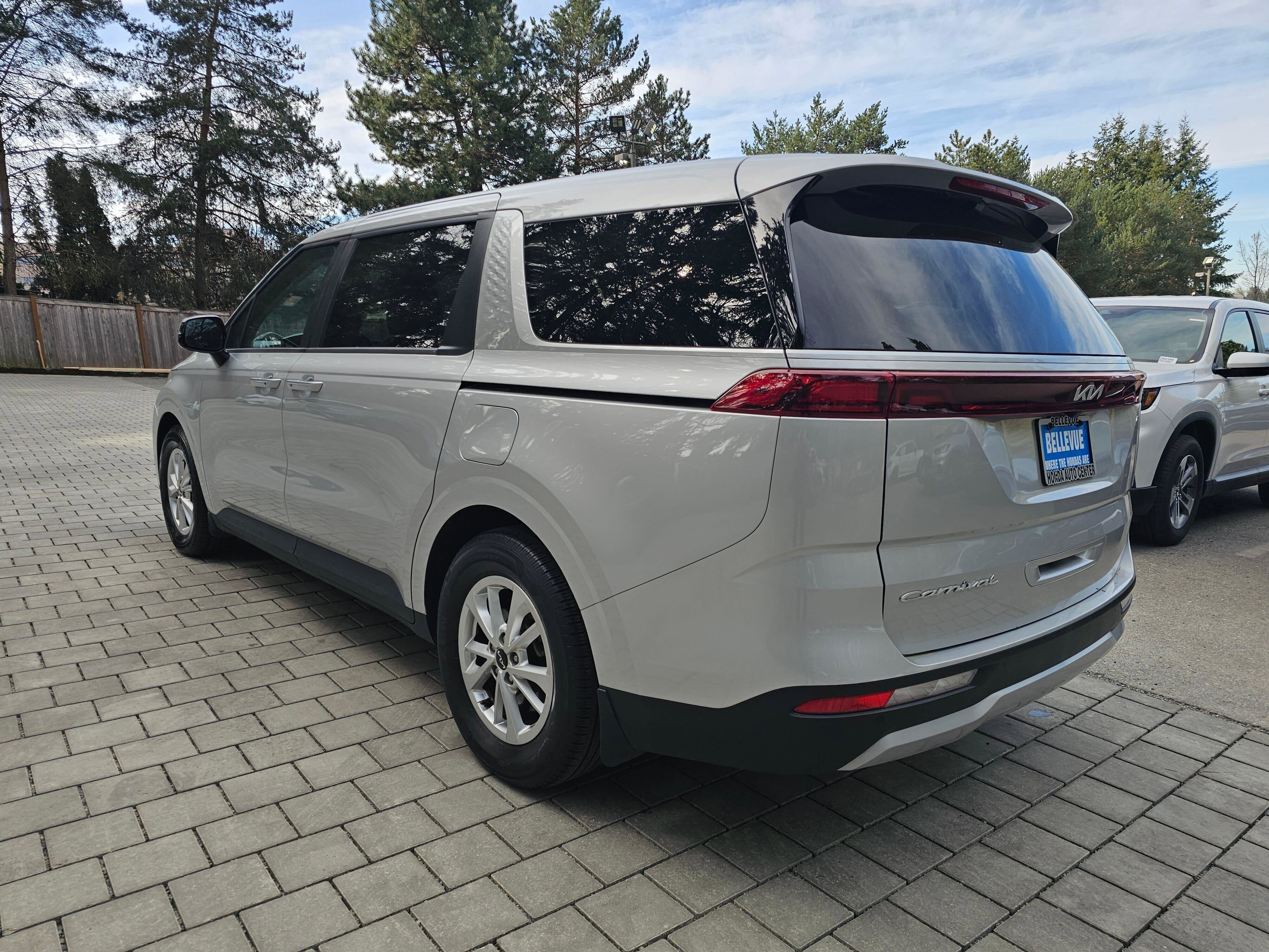 Used 2022 Kia Carnival LX FWD image 5