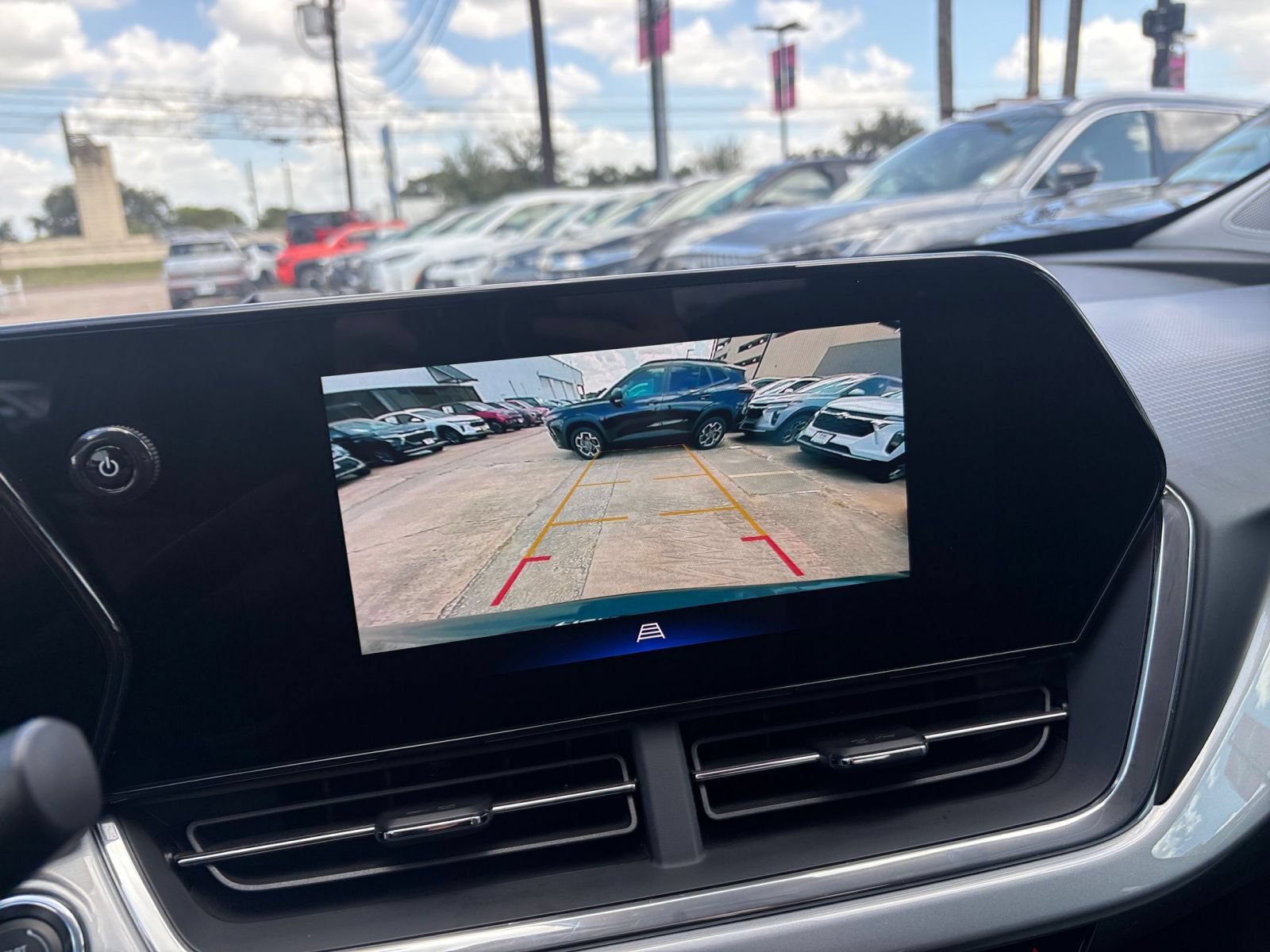Used 2025 Chevrolet Trax LT w/ LT Convenience Package FWD image 18