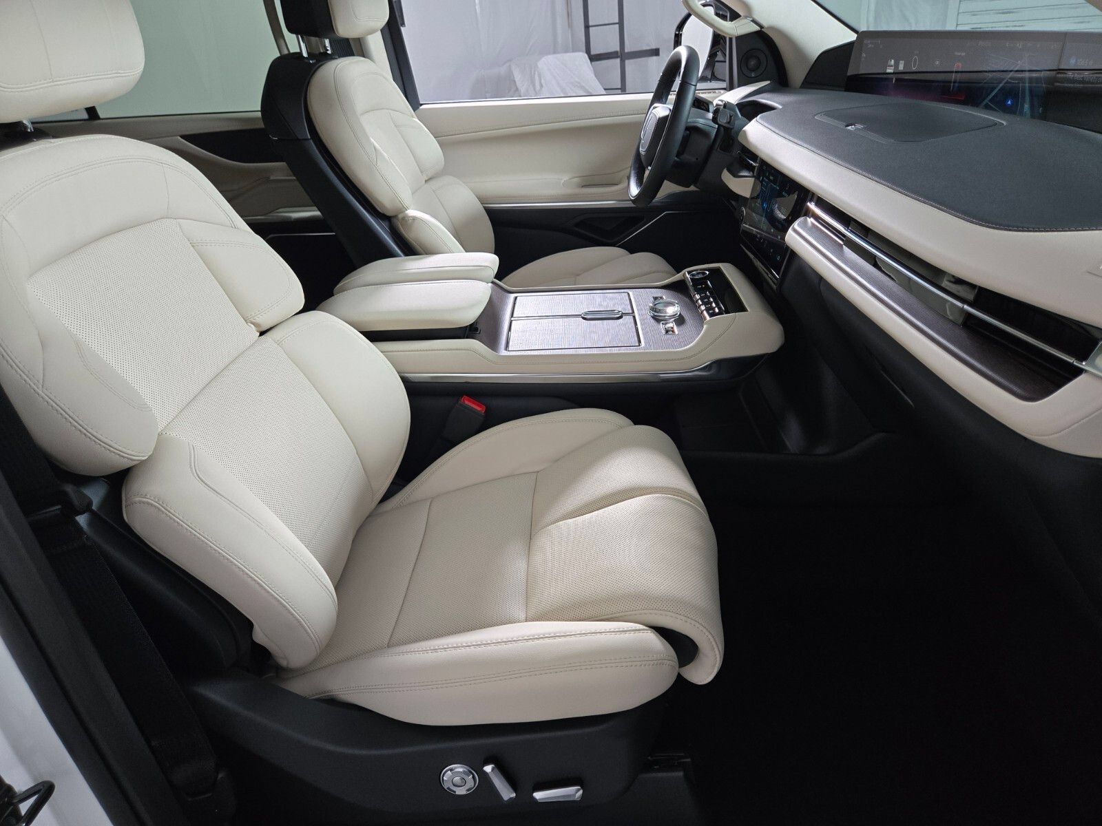 New 2027 Lincoln Navigator Premiere RWD image 20